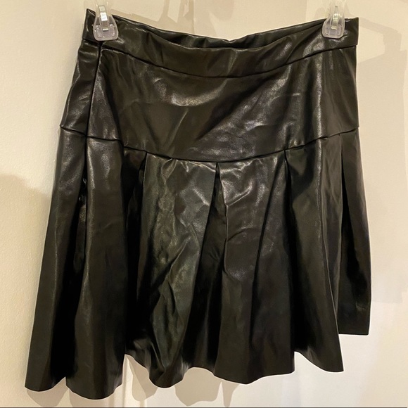 pleated faux leather mini skirt - Picture 3 of 4